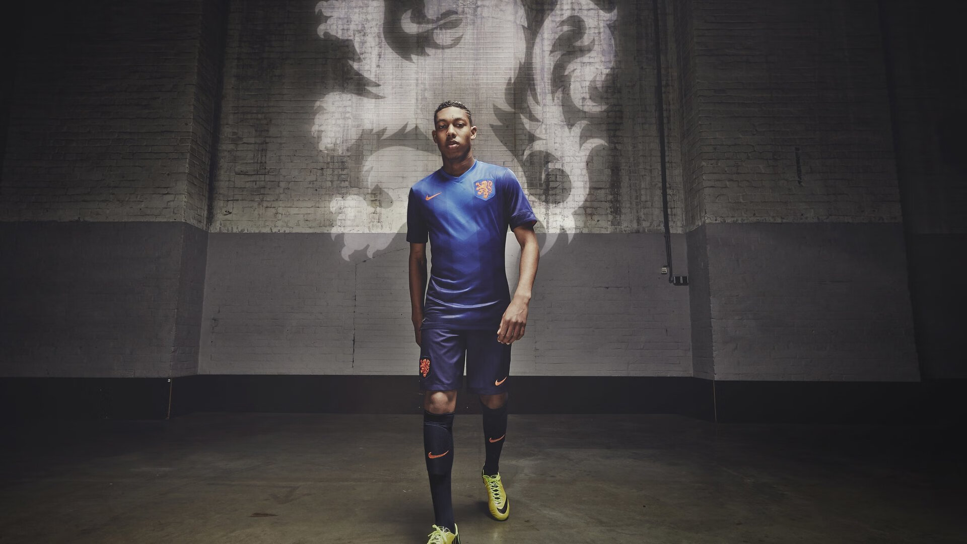 “共享单车秩序整理骑行日” 骑友一路摆放乱停车辆